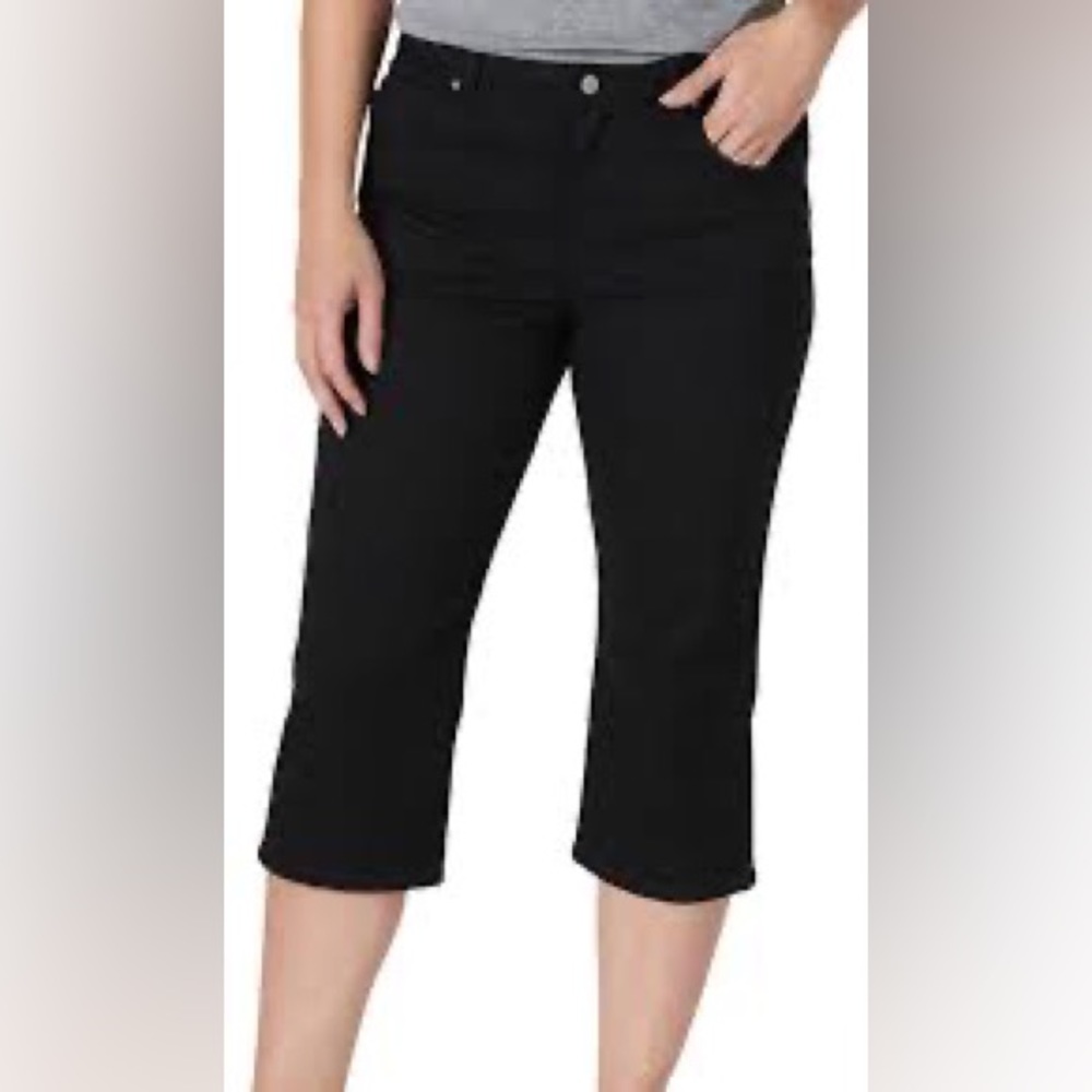 NWOT new Lee Womens Relaxed Fit Mid Rise Size crop black Sz Medium